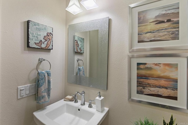 674 Calypso Pl, Encinitas, CA 92024 - bathroom with a sink