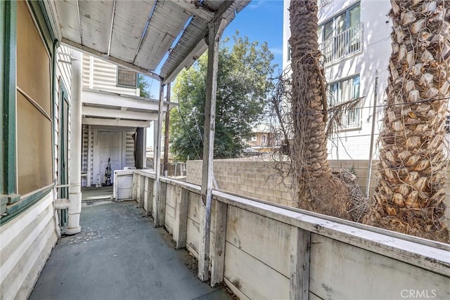 1470 W Adams Blvd, Los Angeles, CA 90007 - unfurnished sunroom with healthy amount of natural light and vaulted ceiling