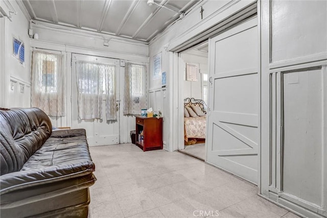 1470 W Adams Blvd, Los Angeles, CA 90007 - living area featuring healthy amount of natural light and a decorative wall