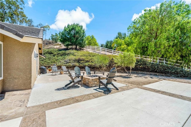 33612 Vino Way, Temecula, CA 92591 - fenced backyard featuring a fire pit and a patio area