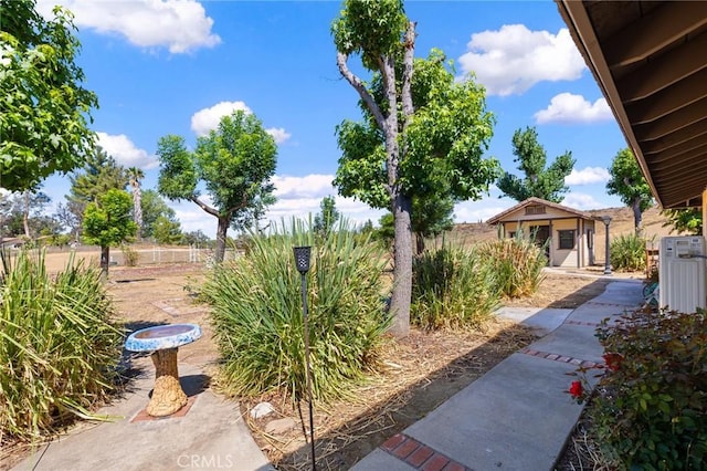 41050 Mesa Robles Cir, Temecula, CA 92592 - view of yard with an outbuilding