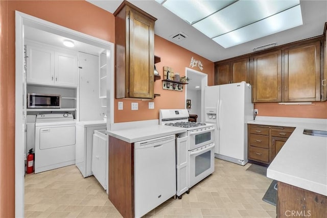 506 Geneva Ave, Claremont, CA 91711 - kitchen featuring separate washer and dryer, white appliances, and light countertops