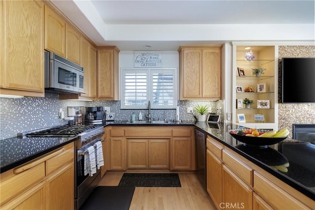 1939 Circle Dr, Cayucos, CA 93430 - kitchen with stainless steel appliances, light wood-style flooring, backsplash, and light brown cabinets
