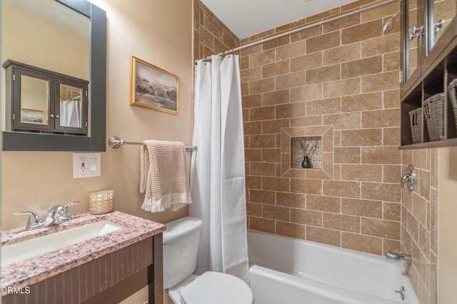 5907 Cantaloupe Ave, Valley Glen, CA 91401 - full bath featuring shower / bath combination with curtain and vanity