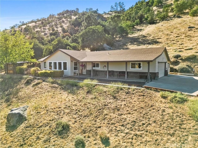 27861 Cummings Valley Rd, Tehachapi, CA 93561 - single story home featuring an attached garage, driveway, and covered porch