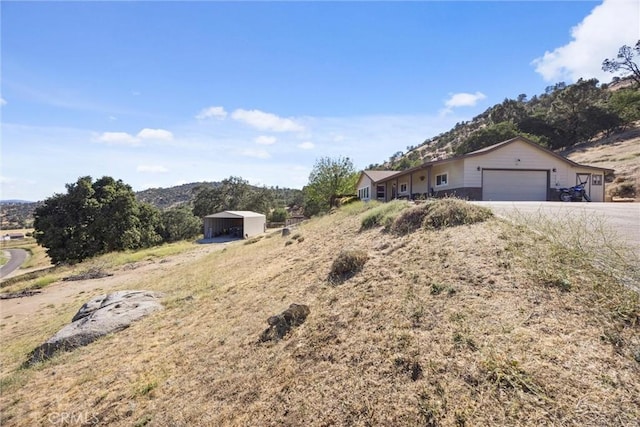27861 Cummings Valley Rd, Tehachapi, CA 93561 - view of yard featuring a garage, driveway, and a mountain view