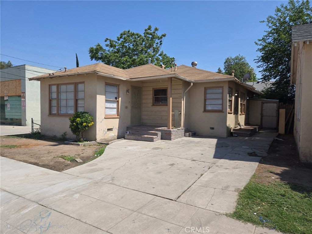 381 W Wabash St, San Bernardino, CA 92405 - bungalow-style house featuring stucco siding and driveway