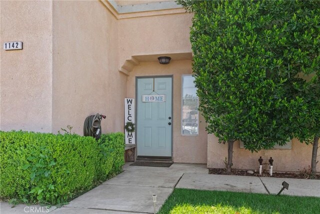 1142 Juniper Ct, San Jacinto, CA 92582 - entrance to property featuring stucco siding