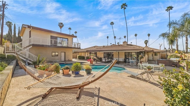 4968 Chapala Dr, Riverside, CA 92507 - swimming pool featuring exterior kitchen and a patio area