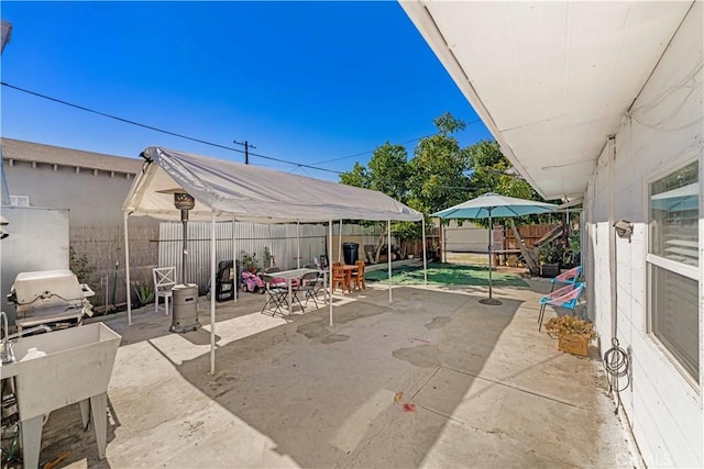 629 E 93rd St, Los Angeles, CA 90002 - fenced backyard featuring a patio and outdoor dining space