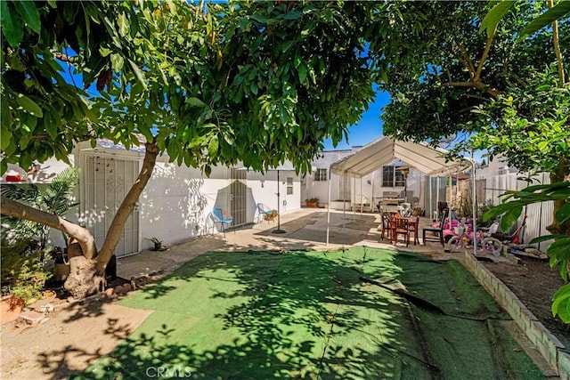 629 E 93rd St, Los Angeles, CA 90002 - fenced backyard featuring a patio
