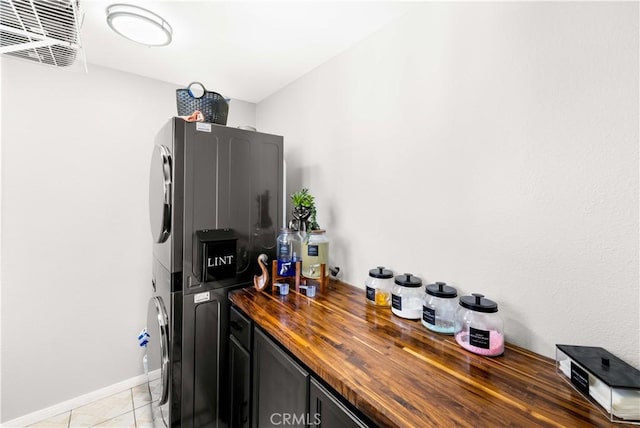 629 E 93rd St, Los Angeles, CA 90002 - bar area with stacked washer / drying machine and baseboards