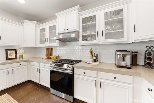 23004 Seattle Ridge Rd, Wildomar, CA 92595 - kitchen featuring gas range, range hood, white cabinets, light countertops, and tasteful backsplash