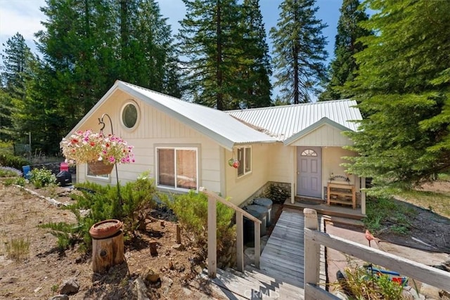 930 Davis Place Rd, Mount Shasta, CA 96067 - view of front of property featuring a metal roof