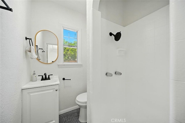 1123 W 81st St, Los Angeles, CA 90044 - full bath featuring vanity, a shower with curtain, and tile patterned floors