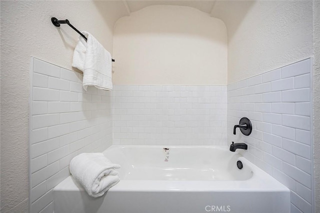 1123 W 81st St, Los Angeles, CA 90044 - bathroom featuring a bath and a textured wall
