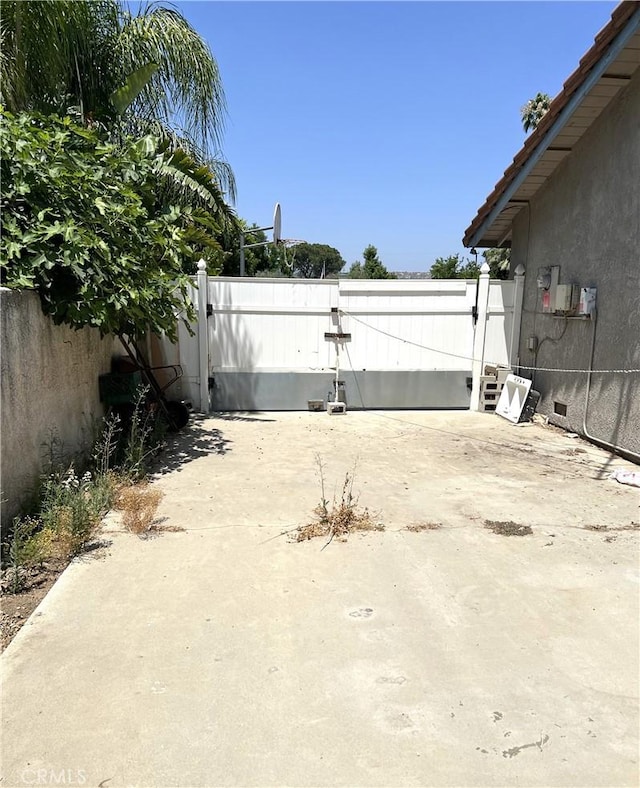 1061 N Perris Blvd, Perris, CA 92571 - view of yard featuring a gate