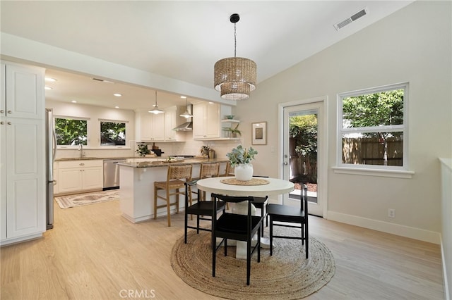 812 Collindale Ct, Chico, CA 95926 - dining room featuring light wood finished floors, a chandelier, recessed lighting, and vaulted ceiling