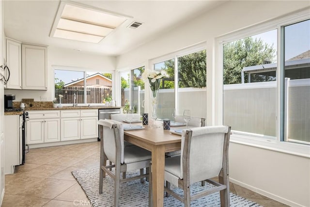 22811 Fortuna Ln, Mission Viejo, CA 92691 - sunroom featuring a sink