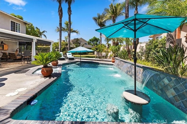 1110 Norcrest St, Corona, CA 92878 - swimming pool with a patio area
