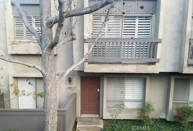 343 Ridge Terrace Ln, Montebello, CA 90640 - entrance to property featuring a balcony and stucco siding