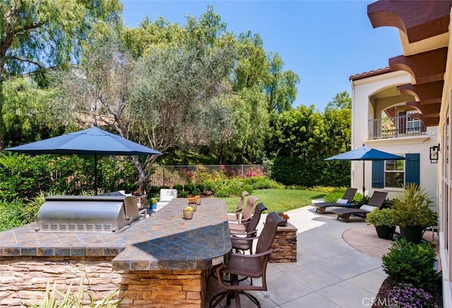 21 Via Nerisa, San Clemente, CA 92673 - view of patio with an outdoor kitchen and view of wooded area