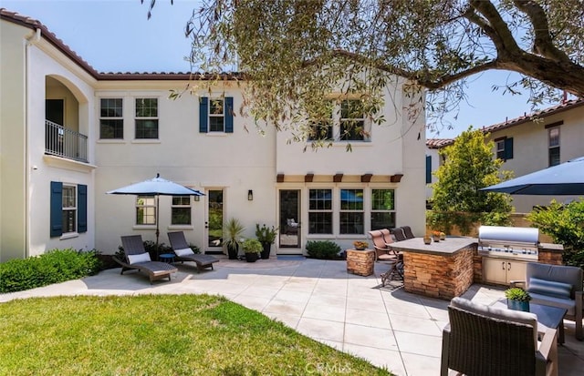 21 Via Nerisa, San Clemente, CA 92673 - back of property featuring an outdoor kitchen, stucco siding, and a patio area