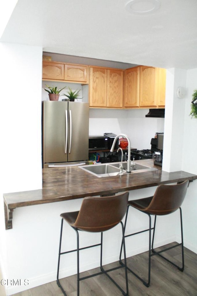5246 Longfellow Way, Oxnard, CA 93033 - kitchen featuring freestanding refrigerator, wood finished floors, and a peninsula
