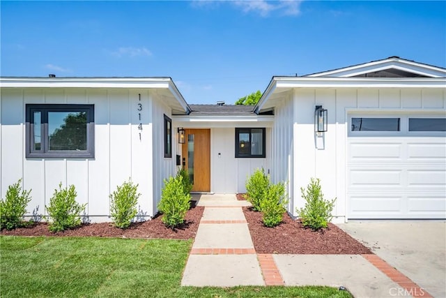 13141 Willamette St, Westminster, CA 92683 - ranch-style home featuring board and batten siding, a garage, and a front lawn