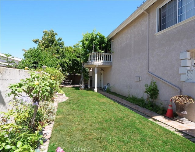 1569 W 218th St, Torrance, CA 90501 - view of grassy yard featuring a balcony