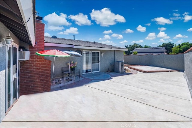 625 Balboa Dr, Corona, CA 92879 - fenced backyard with a patio area