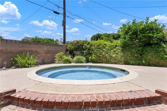 2816 E Alden Pl, Anaheim, CA 92806 - view of swimming pool with an in-ground hot tub