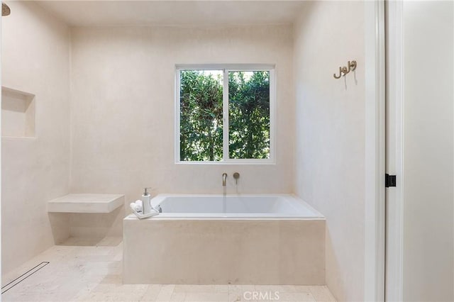 3924 Dublin Ave, Los Angeles, CA 90008 - bathroom featuring a bath