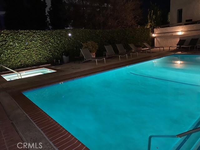 10861 Moorpark St Unit 203, North Hollywood, CA 91602 - community pool with a community hot tub and a patio area