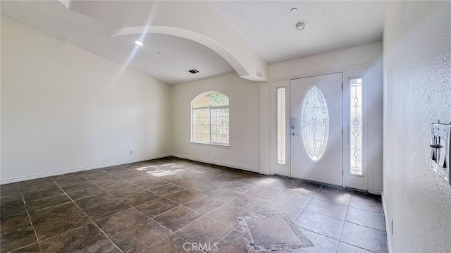 11126 Arena Rd, Pinon Hills, CA 92372 - entrance foyer featuring arched walkways and a textured wall