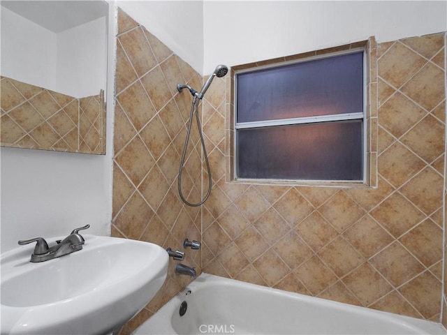 117 N Toluca St, Los Angeles, CA 90026 - full bath with a sink and tub / shower combination