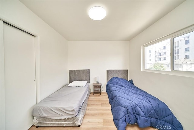 1103 S Hobart Blvd, Los Angeles, CA 90006 - bedroom featuring light wood-style flooring