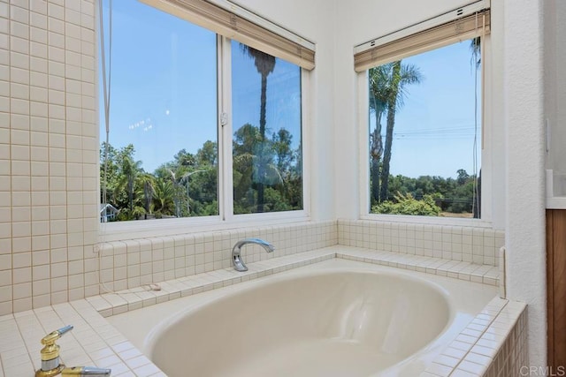 2270 Ritter Pl, Escondido, CA 92029 - bathroom featuring a bath