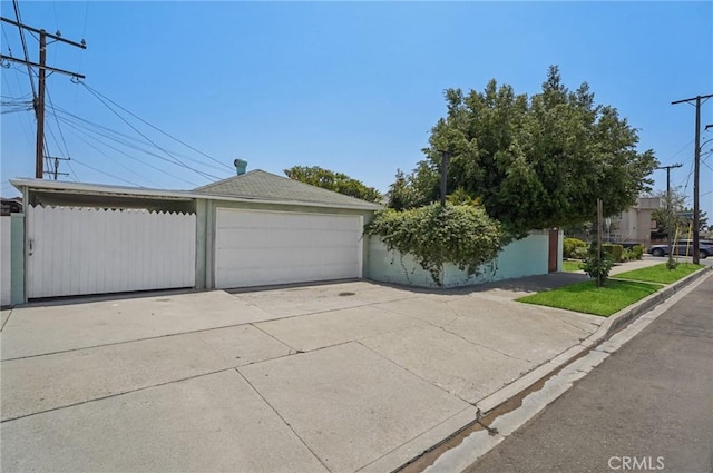 5801 Repetto Ave, East Los Angeles, CA 90022 - view of detached garage
