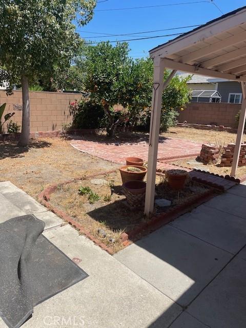 602 N Griffith Park Dr, Burbank, CA 91506 - fenced backyard with a patio