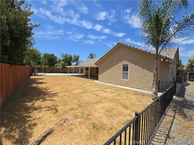 568 Walnut Ct, Kerman, CA 93630 - fenced backyard with a patio
