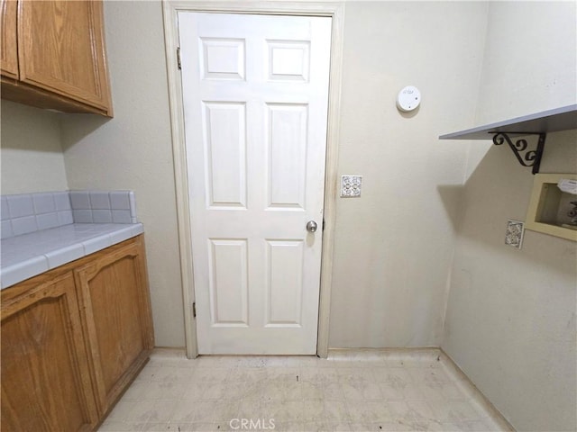 568 Walnut Ct, Kerman, CA 93630 - laundry area featuring cabinet space and washer hookup
