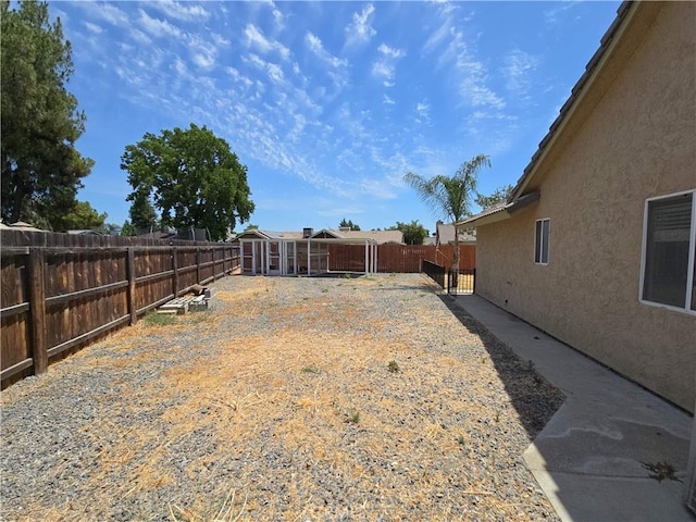 568 Walnut Ct, Kerman, CA 93630 - fenced backyard with an outbuilding