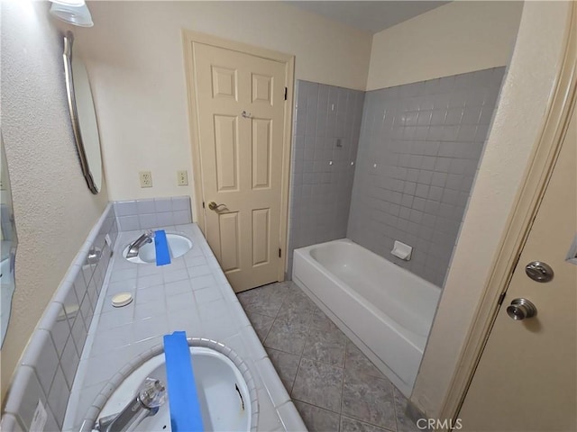 568 Walnut Ct, Kerman, CA 93630 - bathroom featuring double vanity