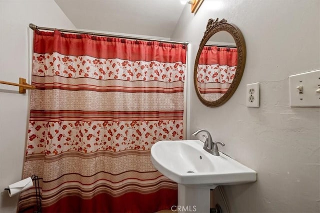7100 Navajoa Ave, Atascadero, CA 93422 - full bathroom featuring curtained shower