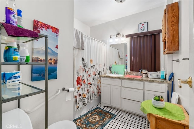 1026 Sentinel Ave, Los Angeles, CA 90063 - full bath with vanity and a shower with shower curtain