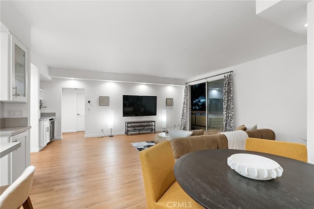 321 S San Vicente Blvd Unit 507, Los Angeles, CA 90048 - living room featuring light wood-style flooring and baseboards