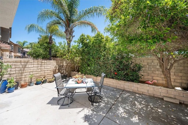 28440 Casselman Ln Unit 361, Saugus, CA 91350 - fenced backyard with outdoor dining area and a patio area
