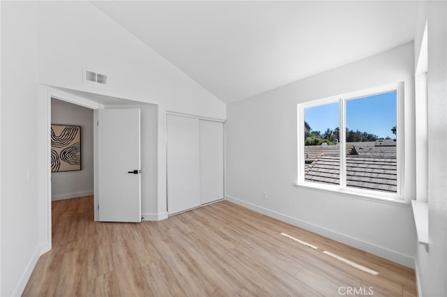 41442 Avenida De La Reina, Temecula, CA 92592 - unfurnished bedroom featuring lofted ceiling, light wood-type flooring, and a closet