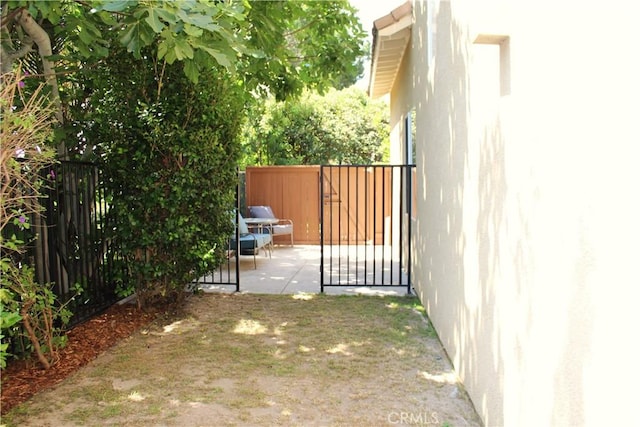 9 Greenwich Ct, Aliso Viejo, CA 92656 - gate featuring a patio